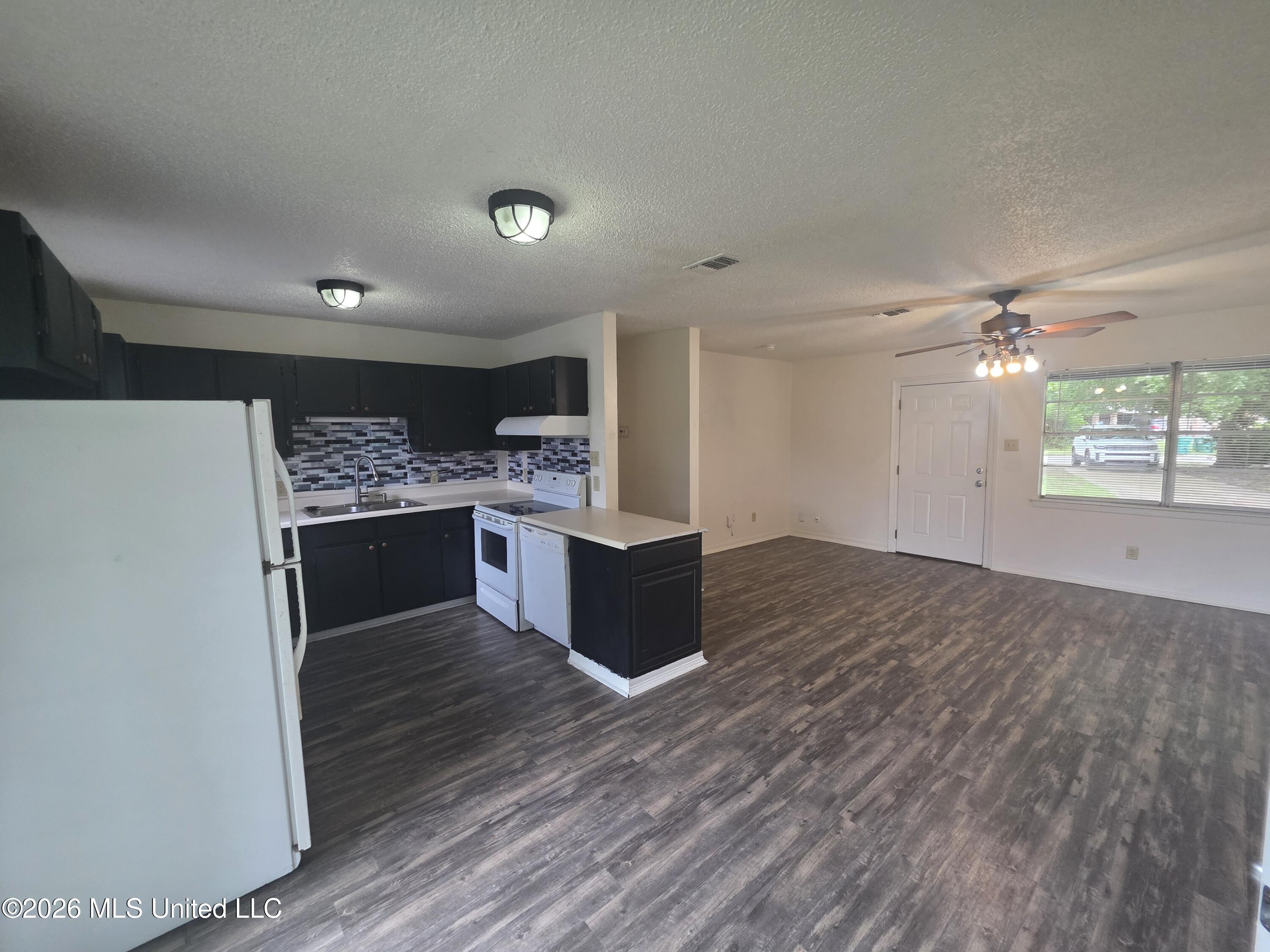905 Spanish Acres Drive Property Photo 3