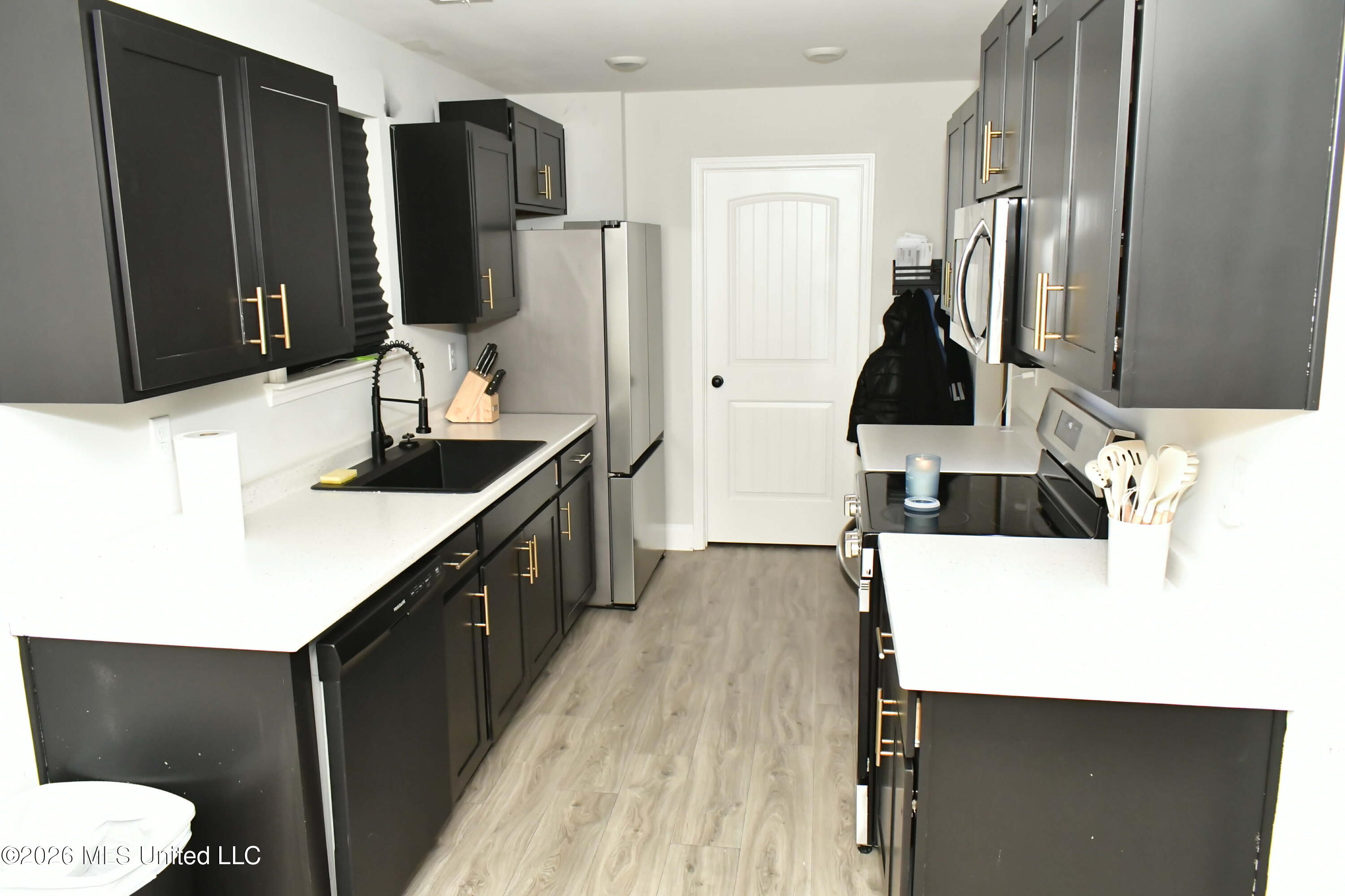 7945 Gardendale Drive Property Photo 6