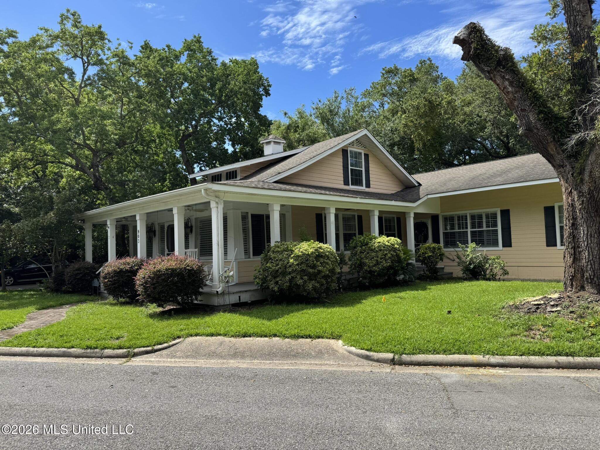 903 Columbus Drive Property Photo 2
