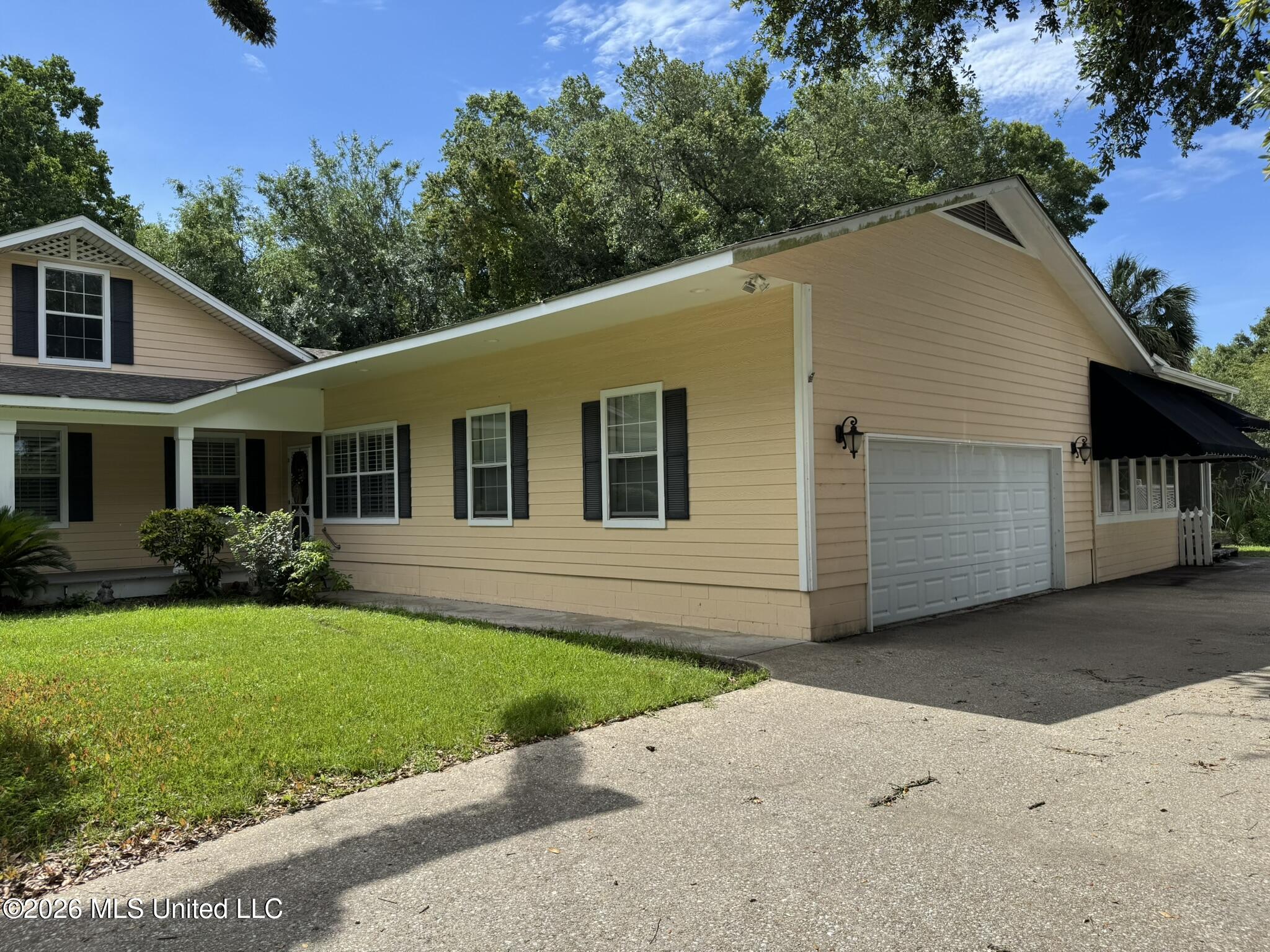 903 Columbus Drive Property Photo 3