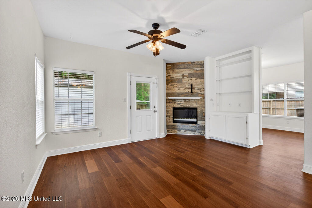 11118 Oakcrest Drive Property Photo 2
