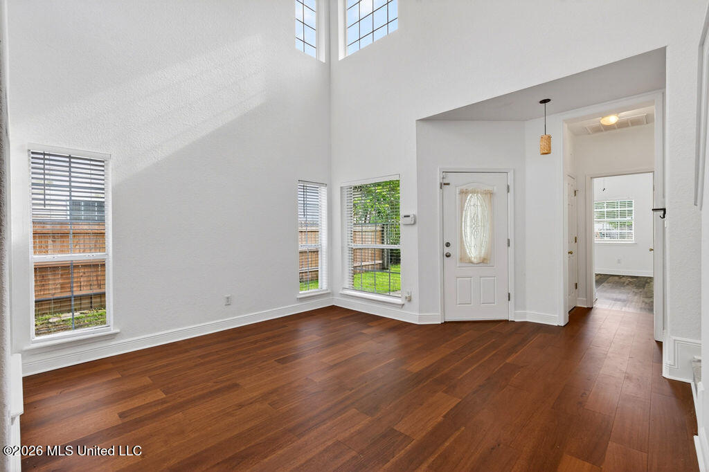 11118 Oakcrest Drive Property Photo 4