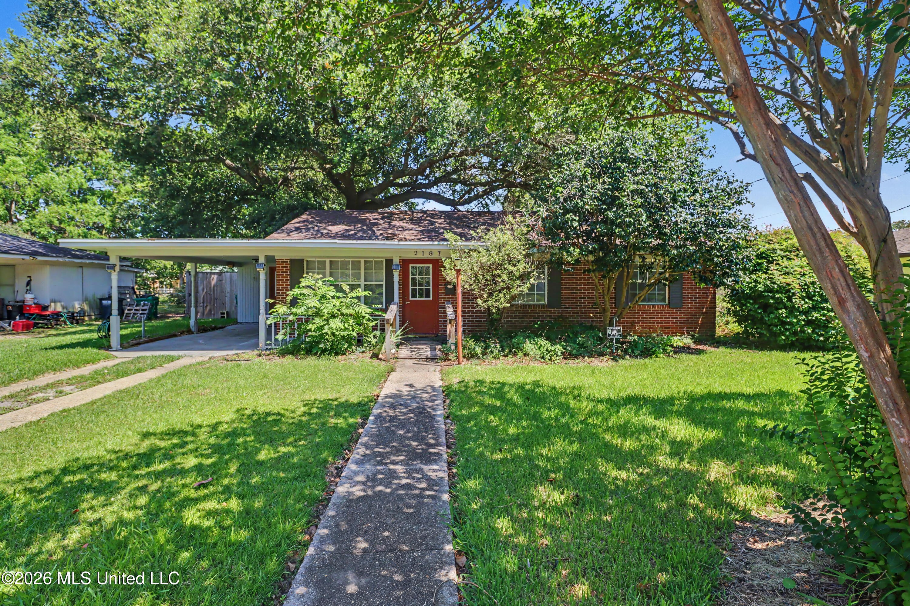 2187 Collins Boulevard Property Photo 1