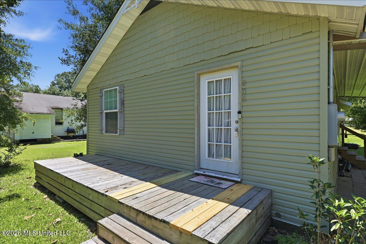 205 3rd Street Property Photo 4