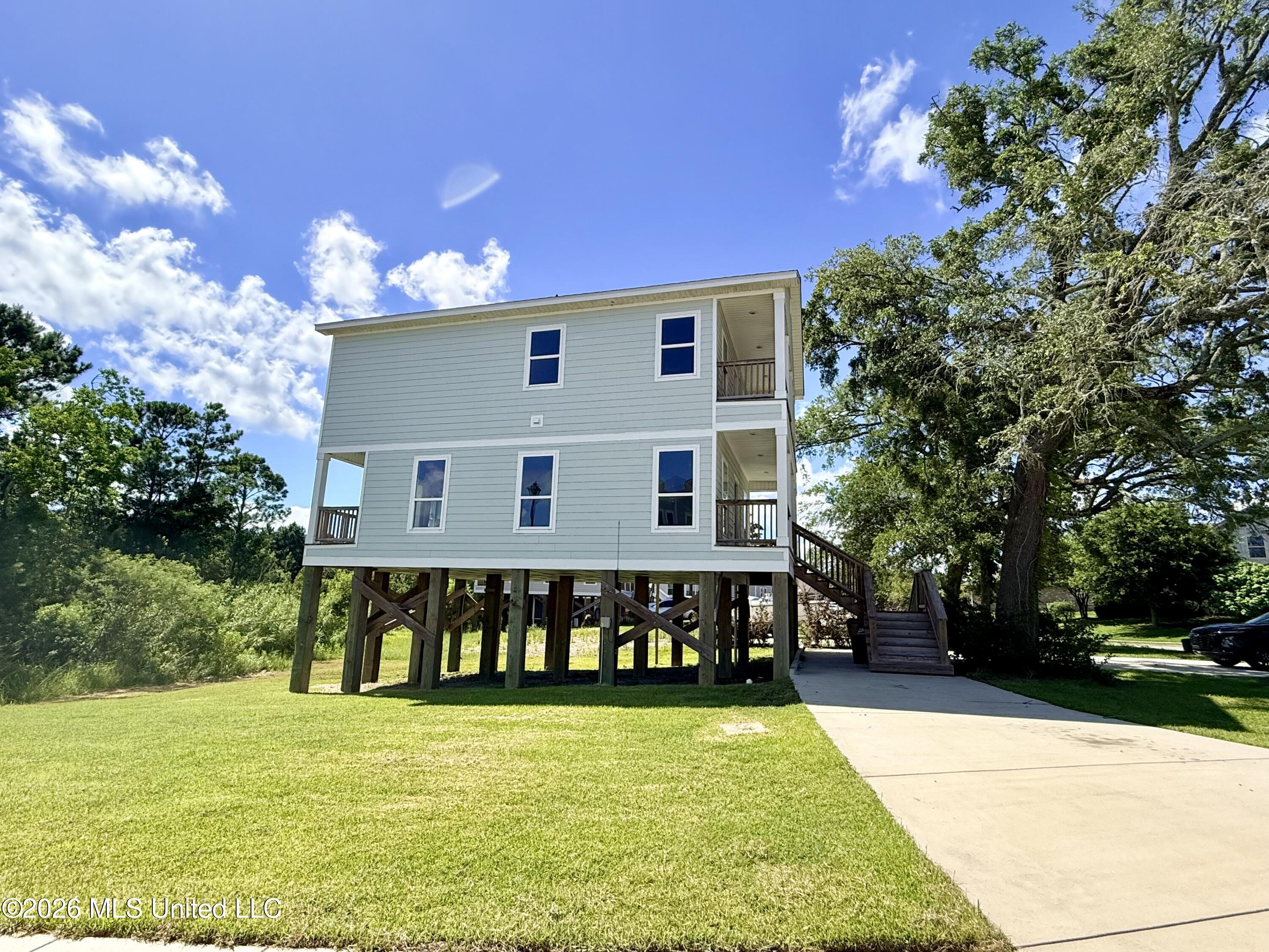 759 Bay Breeze Drive Property Photo 2
