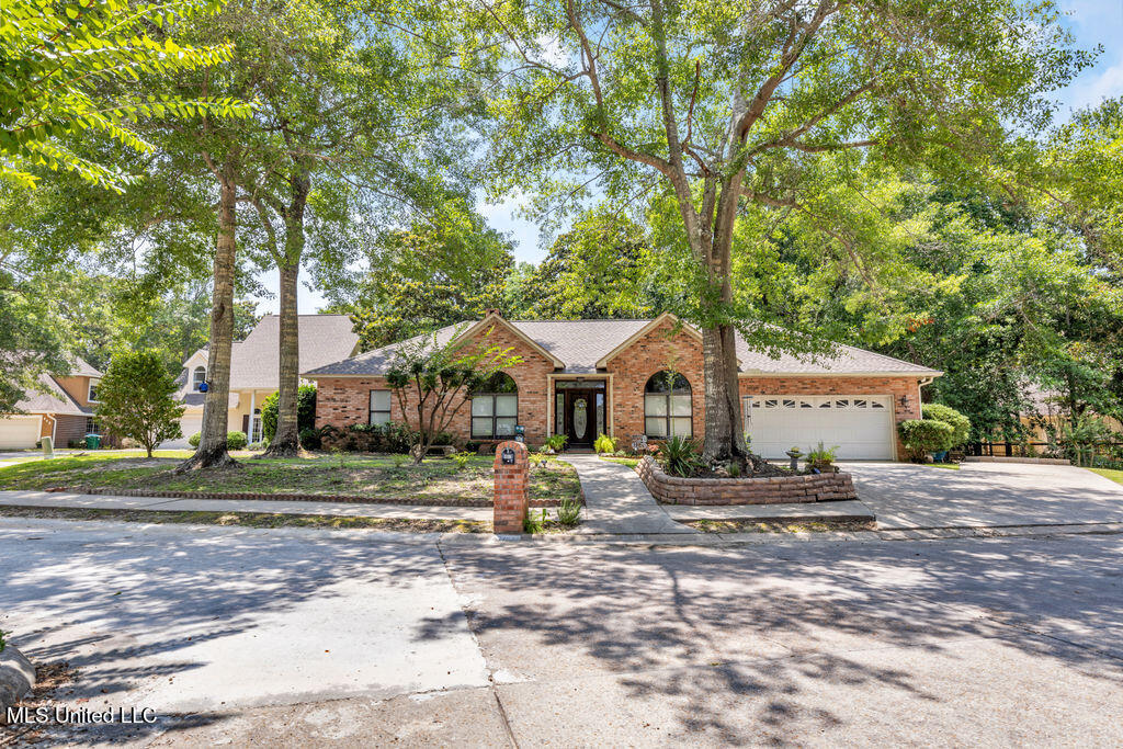 807 Woodglen Drive Property Photo 3