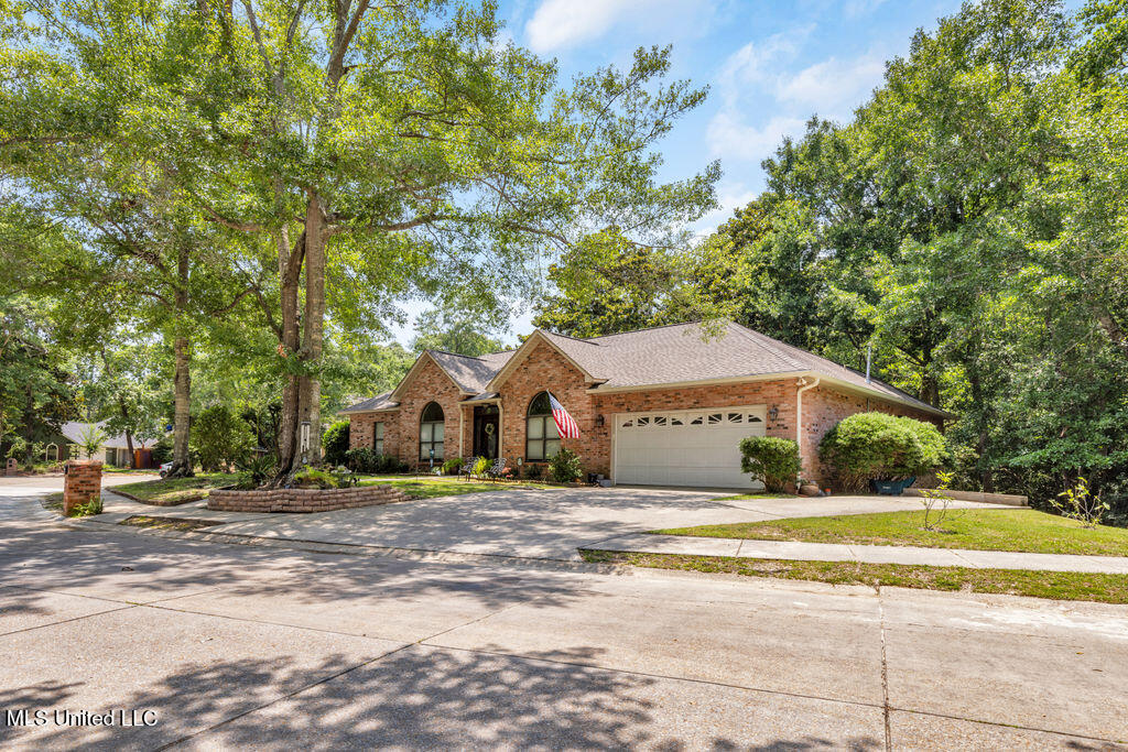 807 Woodglen Drive Property Photo 4