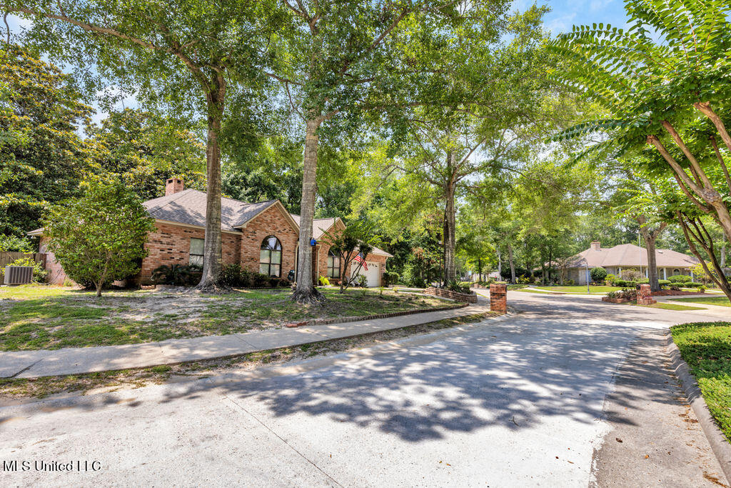 807 Woodglen Drive Property Photo 6