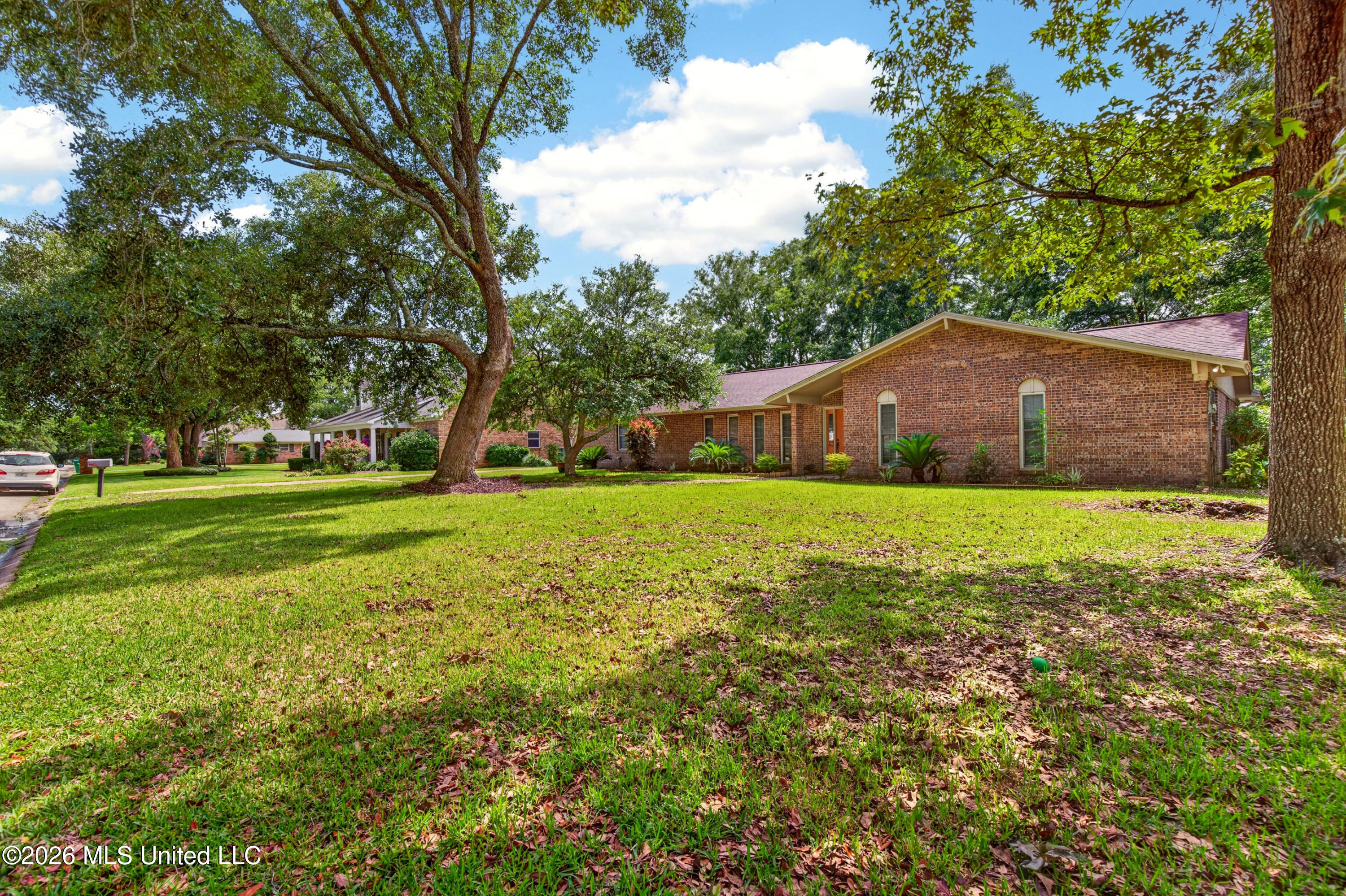 43 Greenbriar Drive Property Photo 2