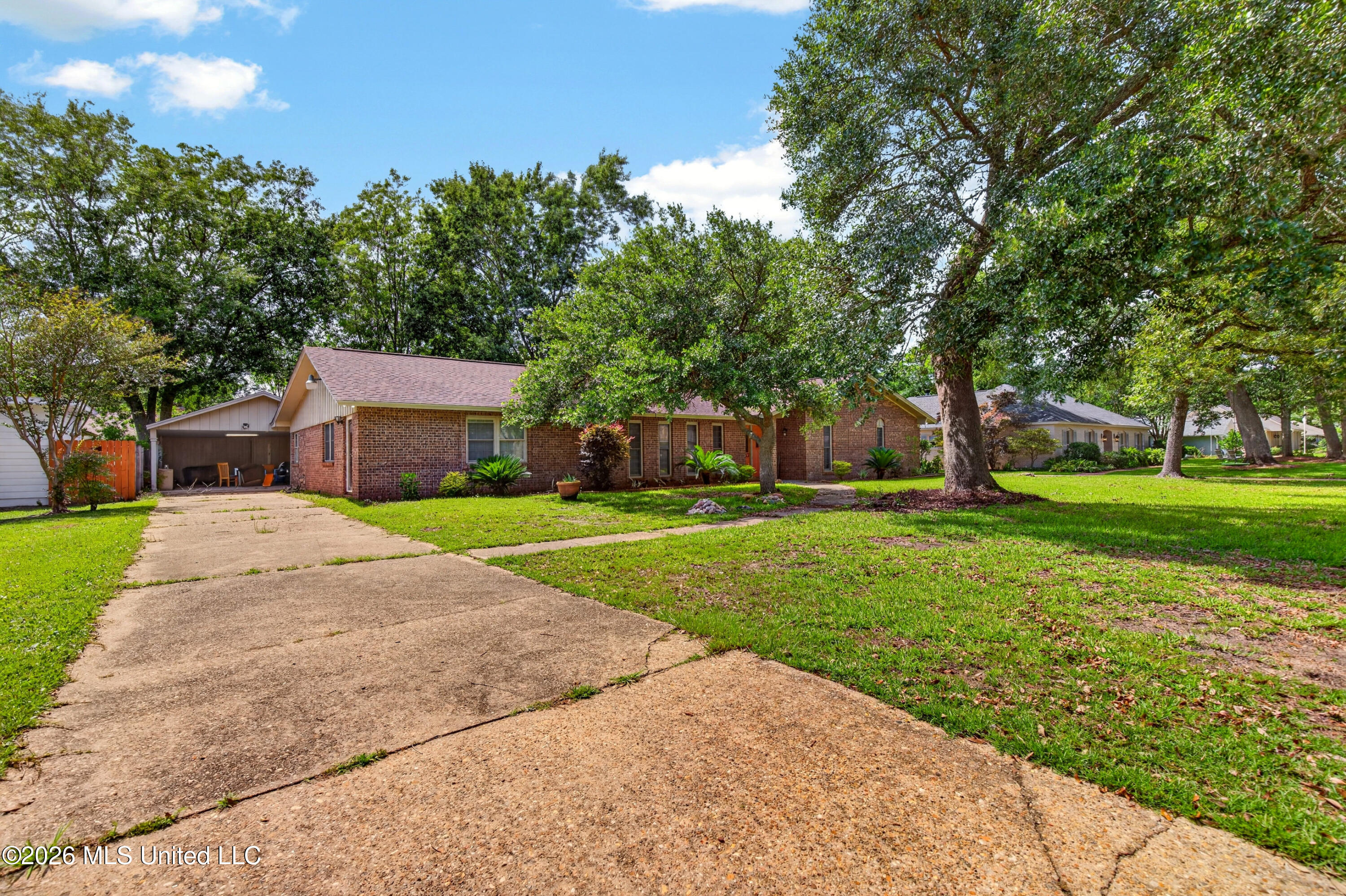 43 Greenbriar Drive Property Photo 3