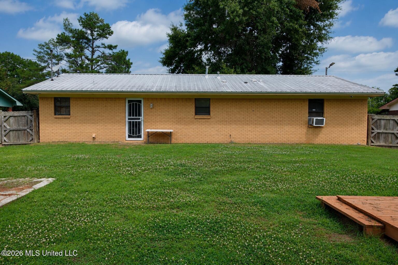 791 Leach Street Property Photo 10