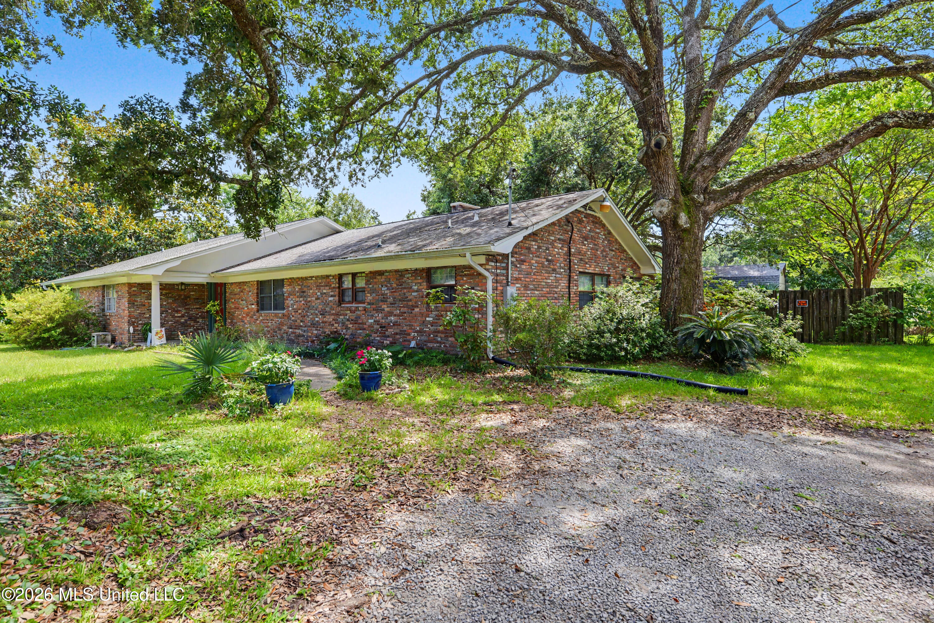 289 Holcomb Boulevard Property Photo 2