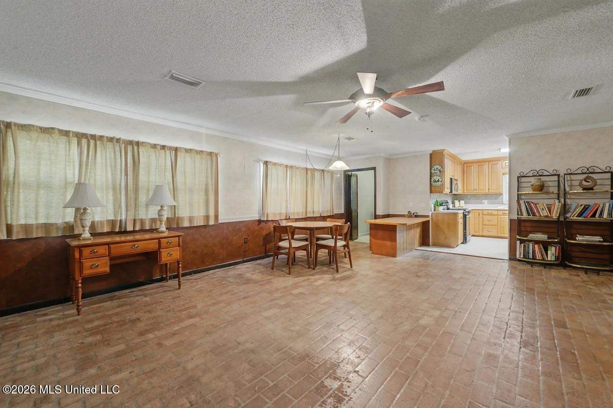 289 Holcomb Boulevard Property Photo 8