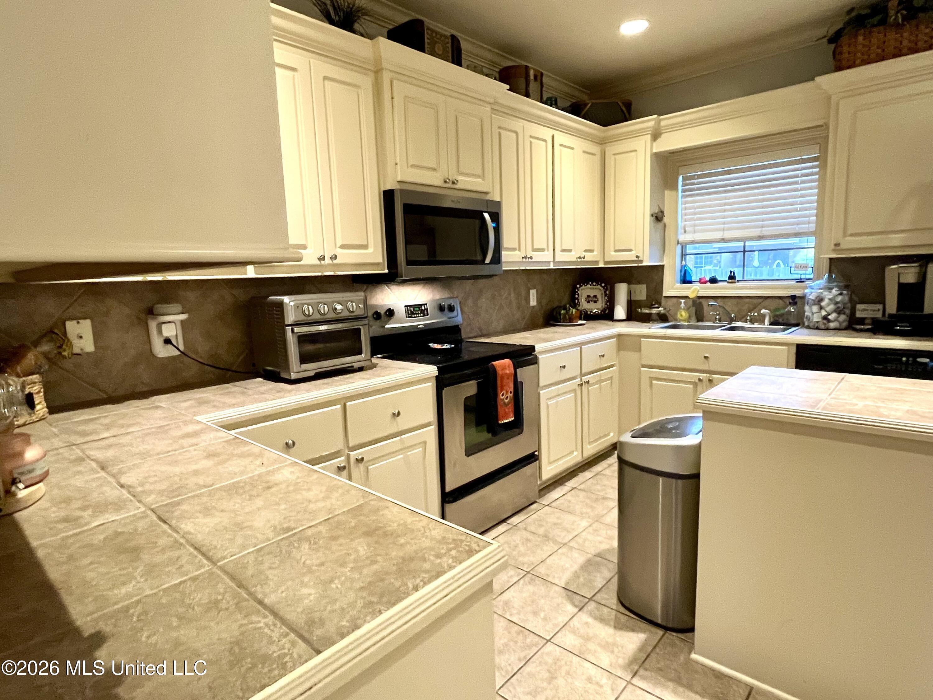 211 Tucker Drive Property Photo 8