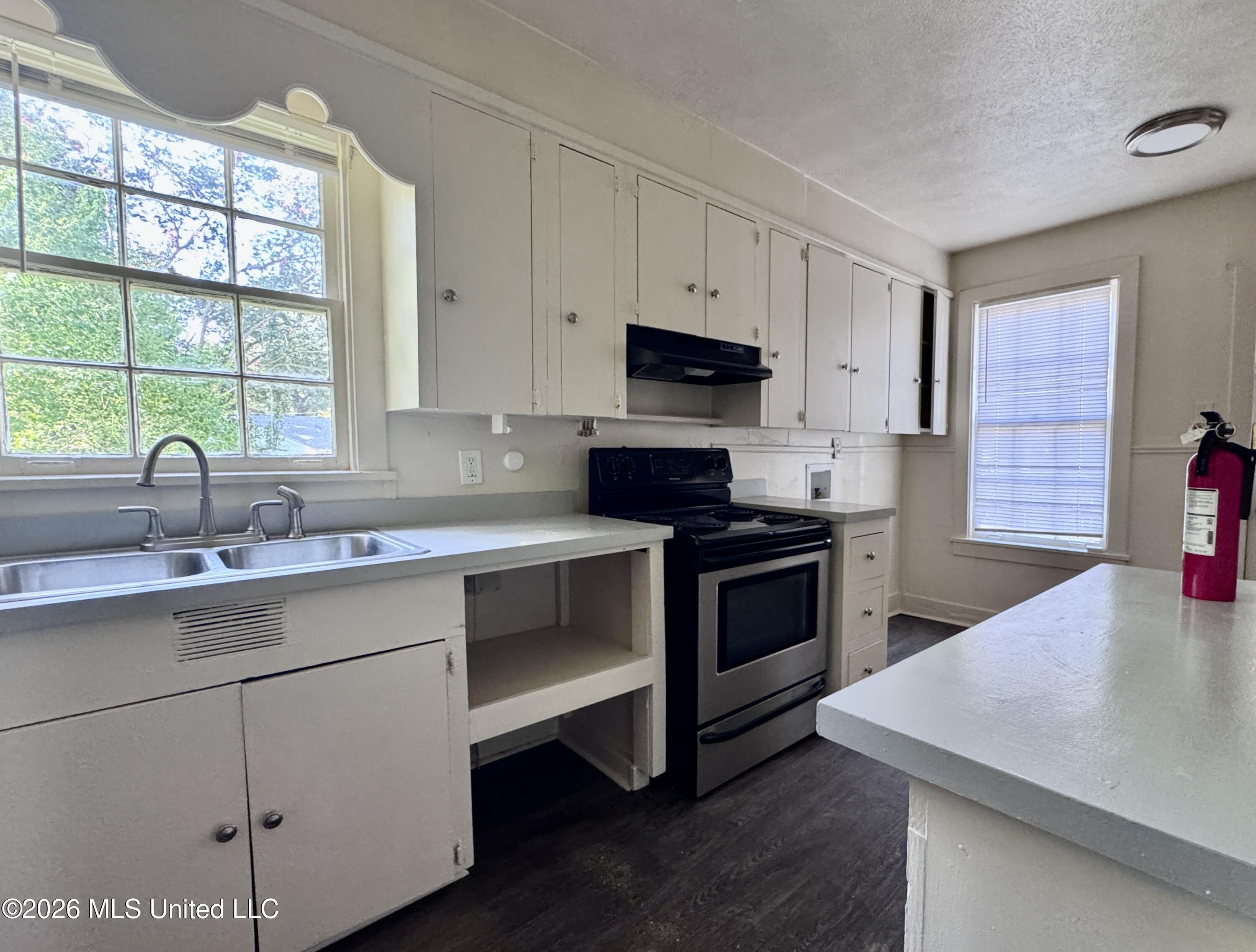 528 Woodbury Road Property Photo 6