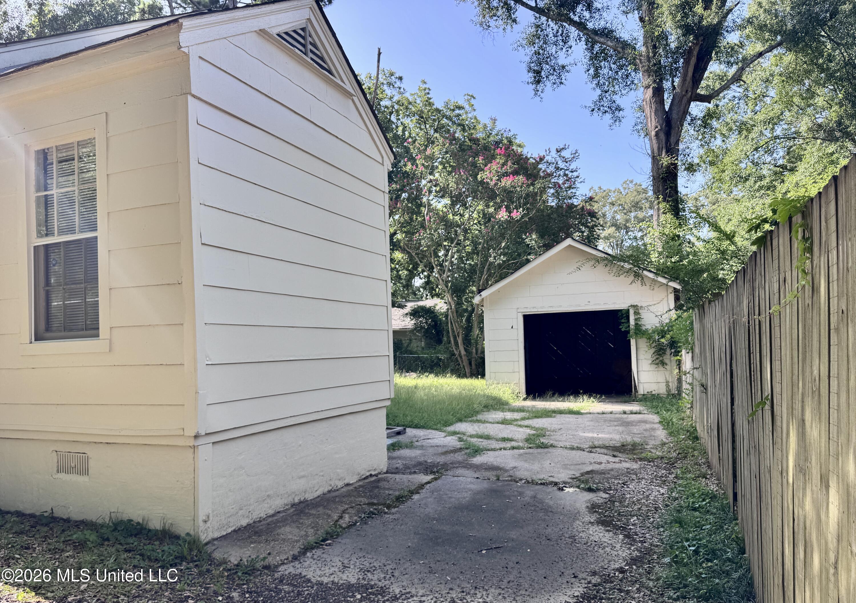 528 Woodbury Road Property Photo 11
