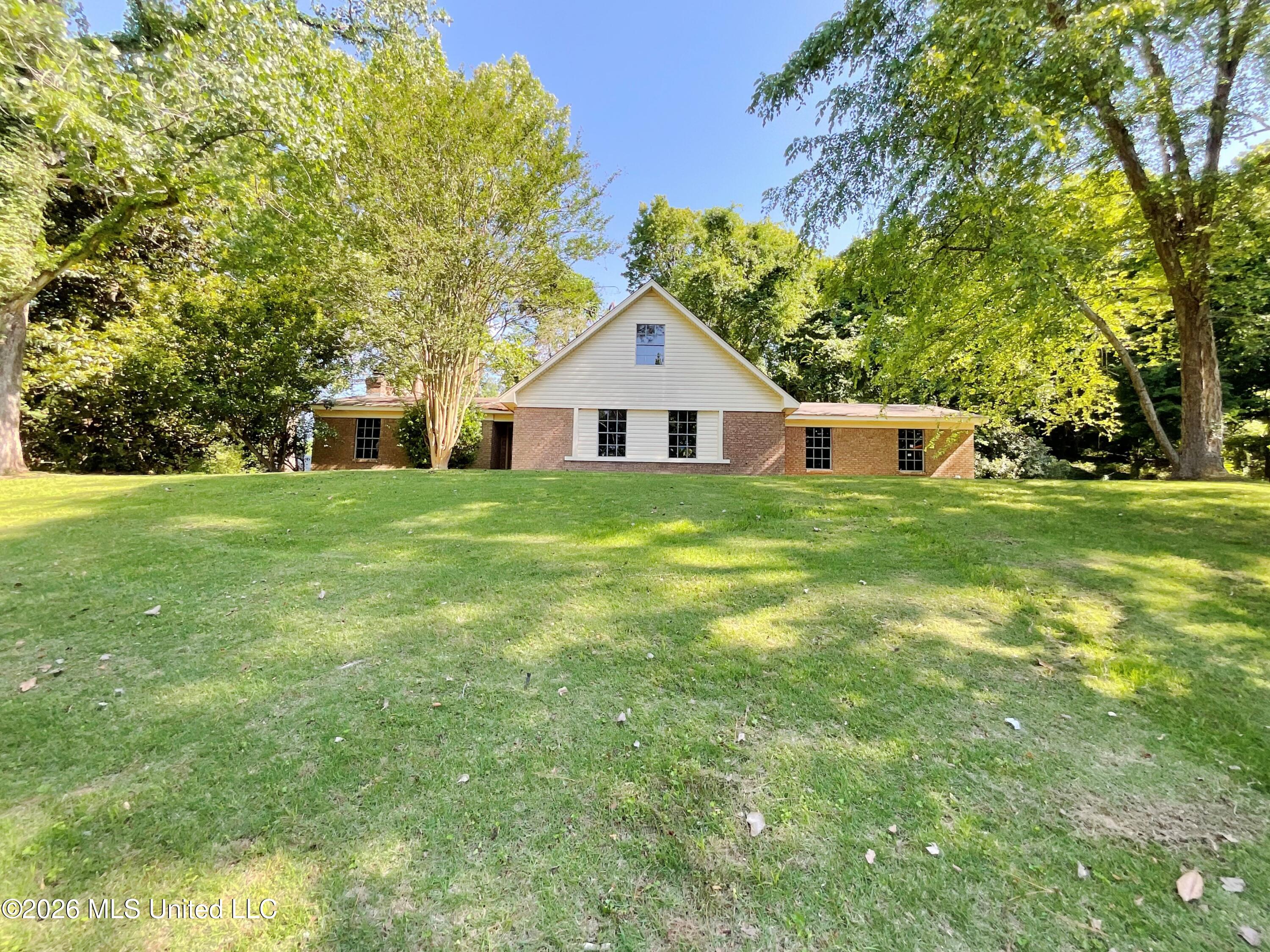 1709 Sherwood Circle Property Photo 1