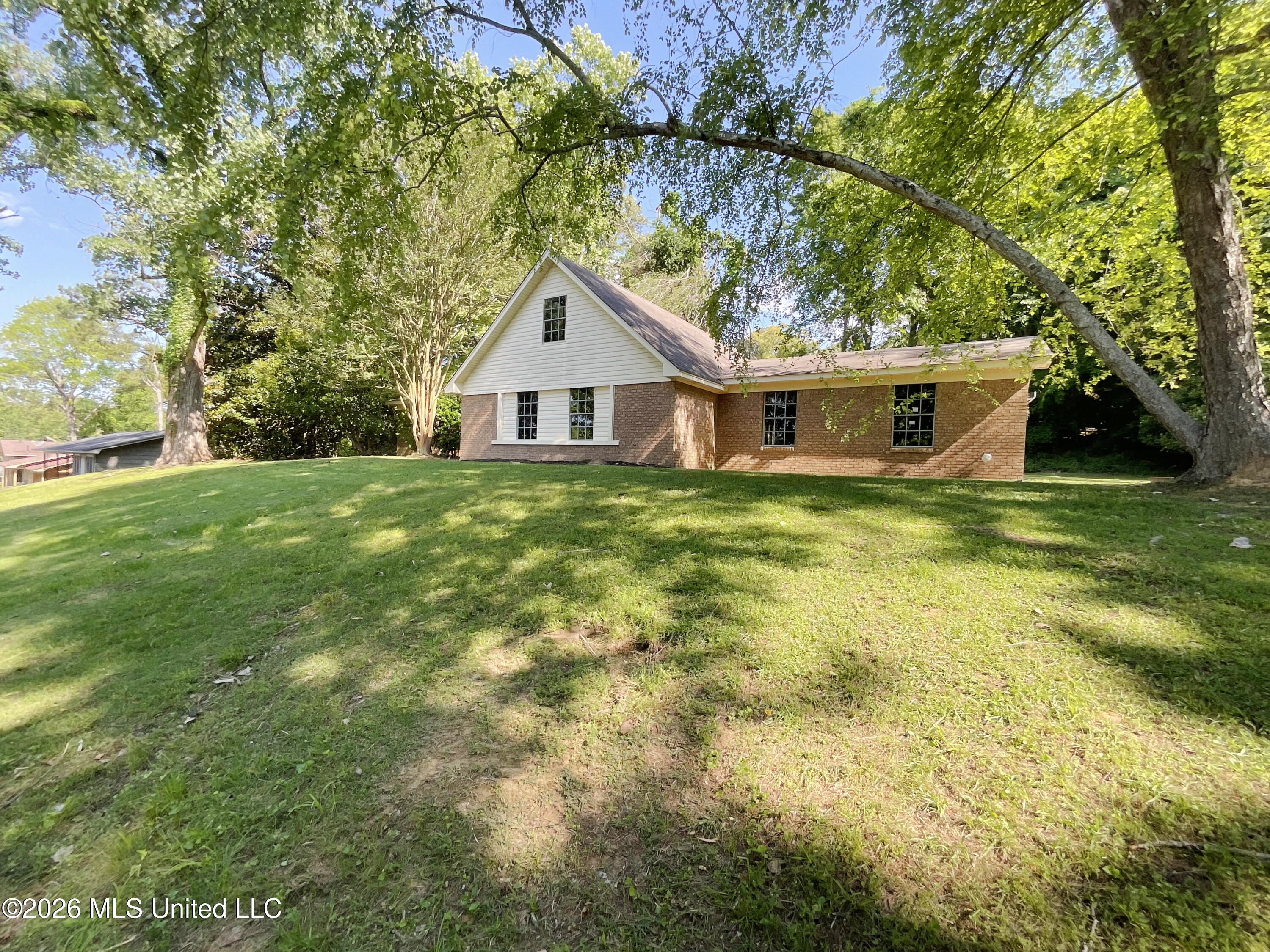 1709 Sherwood Circle Property Photo 2