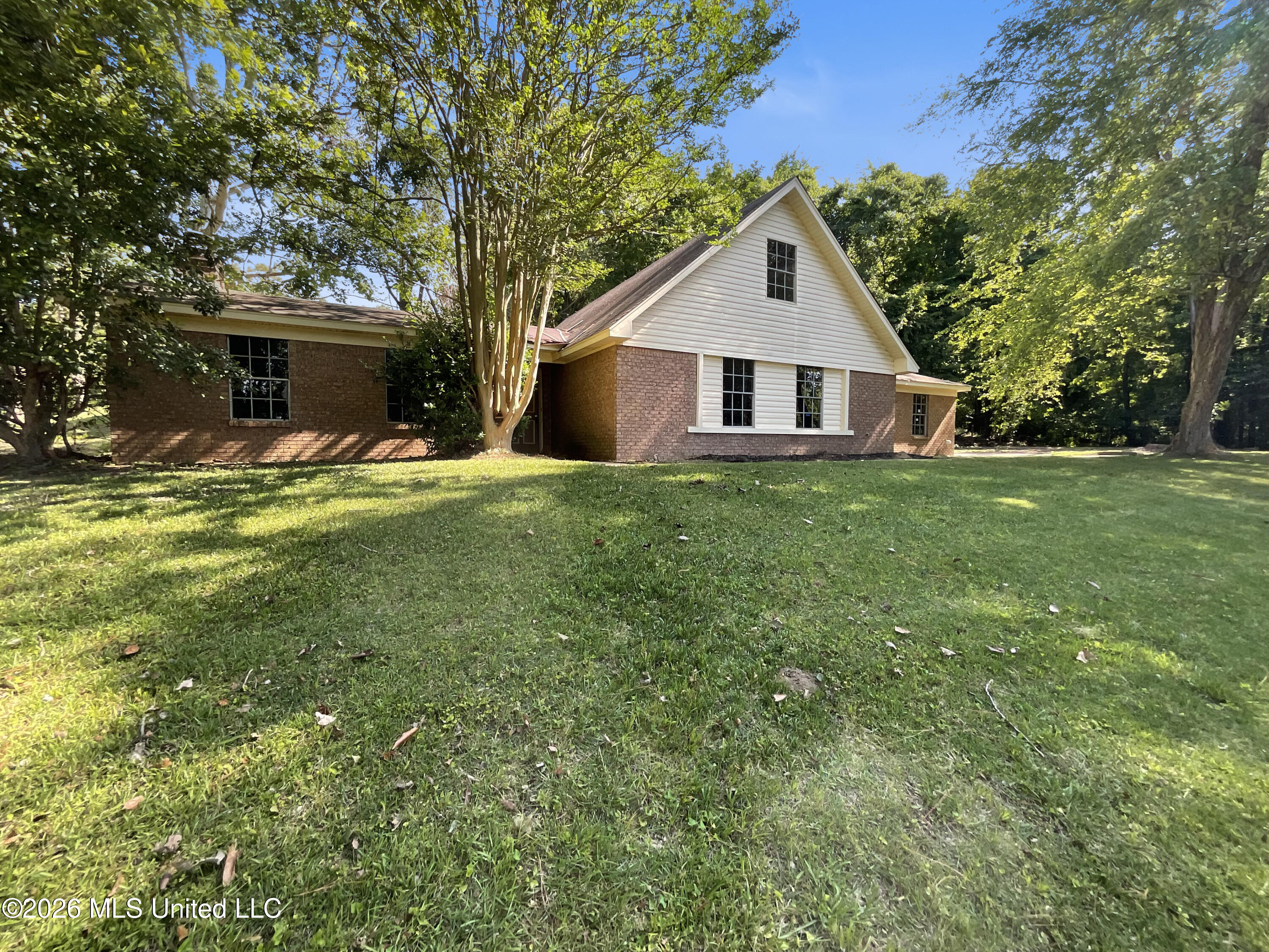 1709 Sherwood Circle Property Photo 3