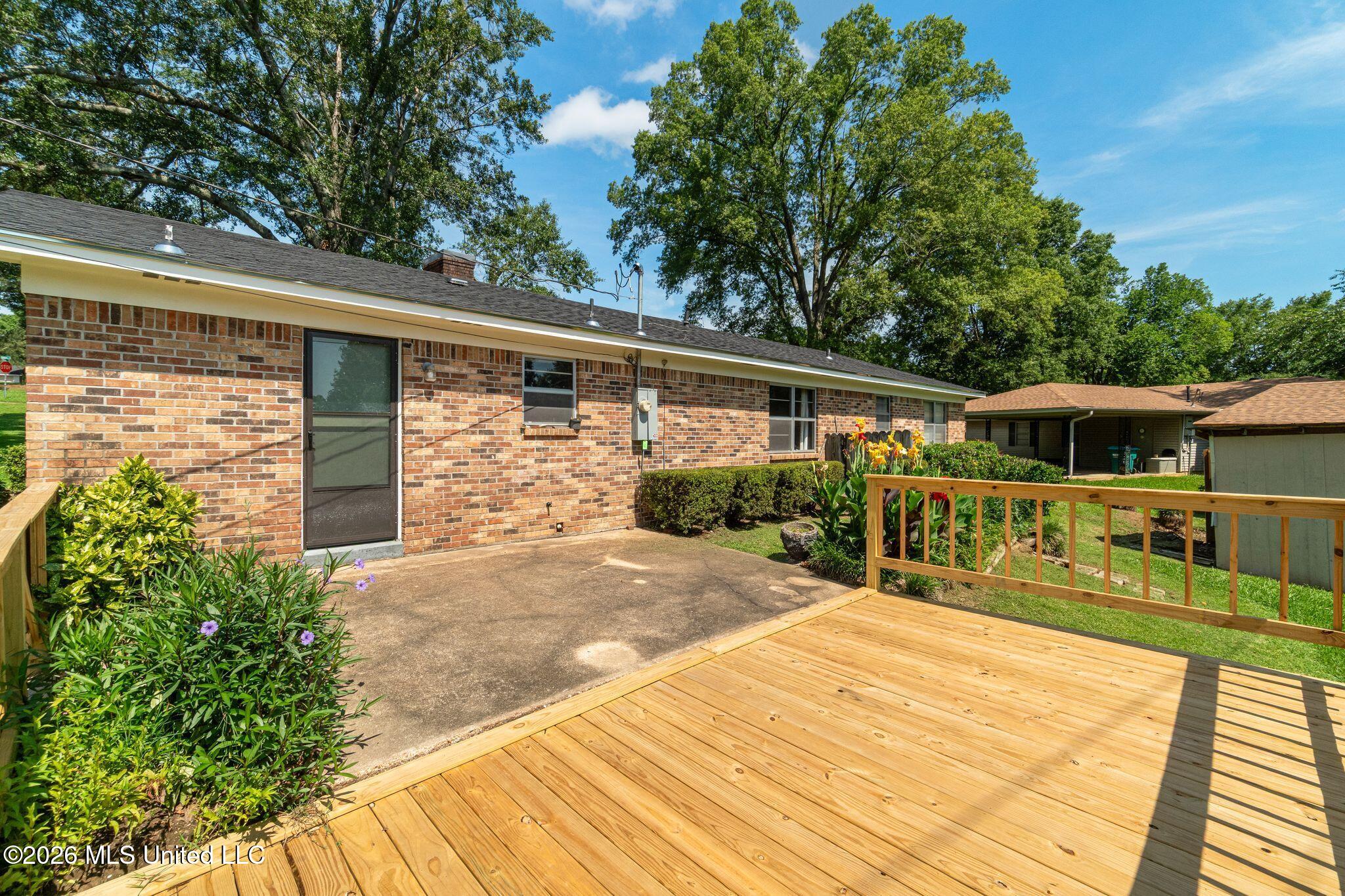 2072 Oakhurst Drive Property Photo 29