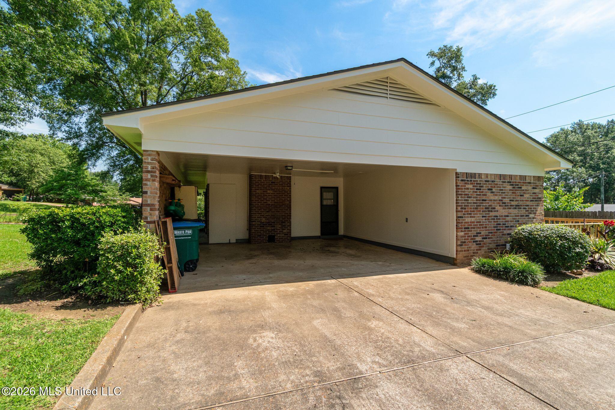 2072 Oakhurst Drive Property Photo 31