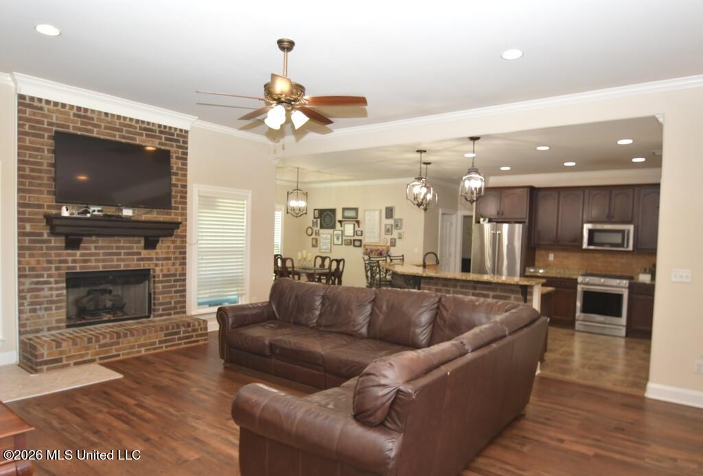 4713 Bakersfield Drive Property Photo 4