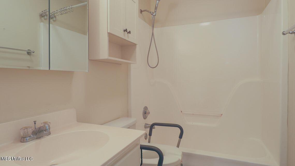 13472 Locust Hill Drive Property Photo 11