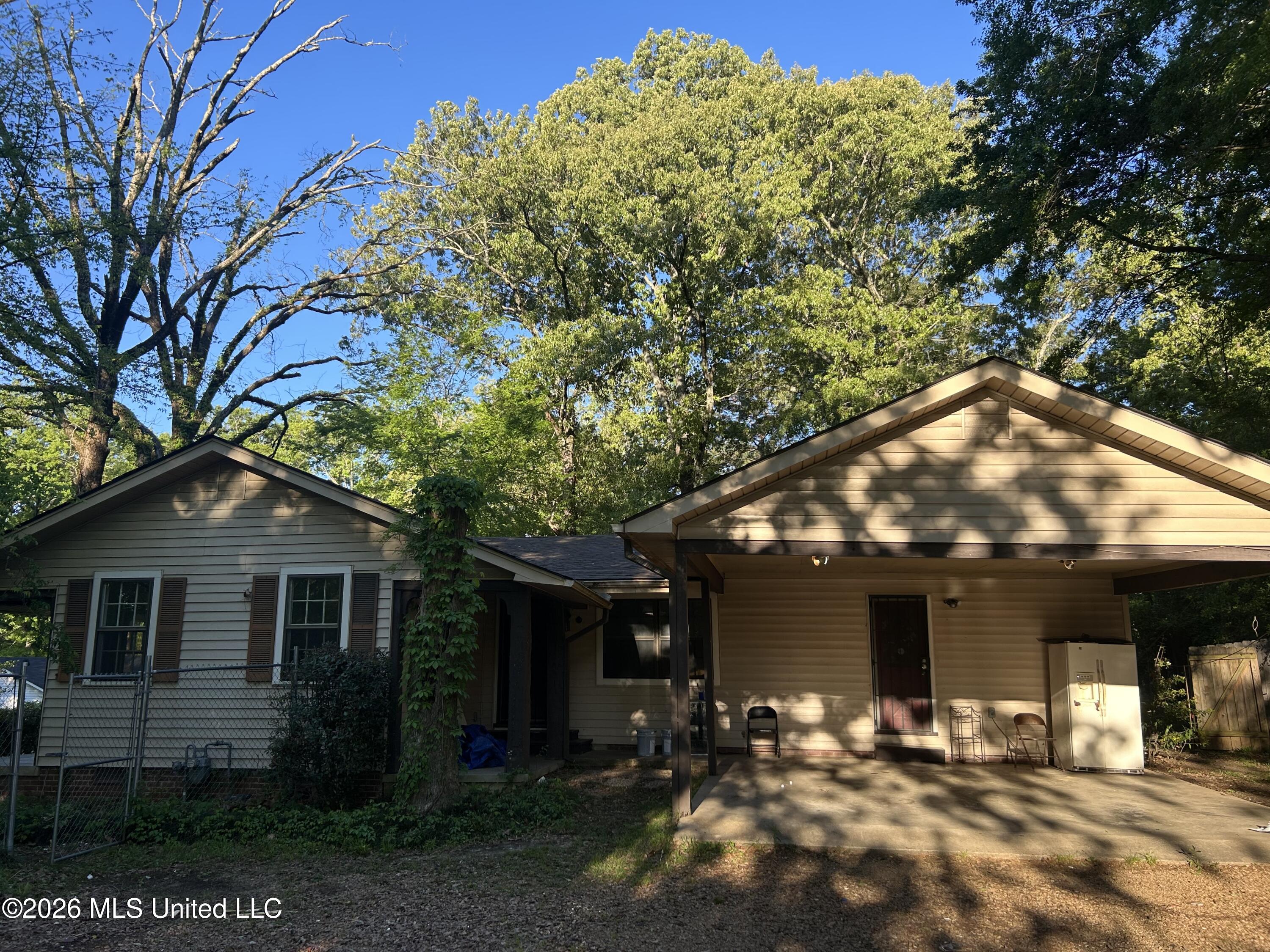 622 N Naples Road Property Photo 2