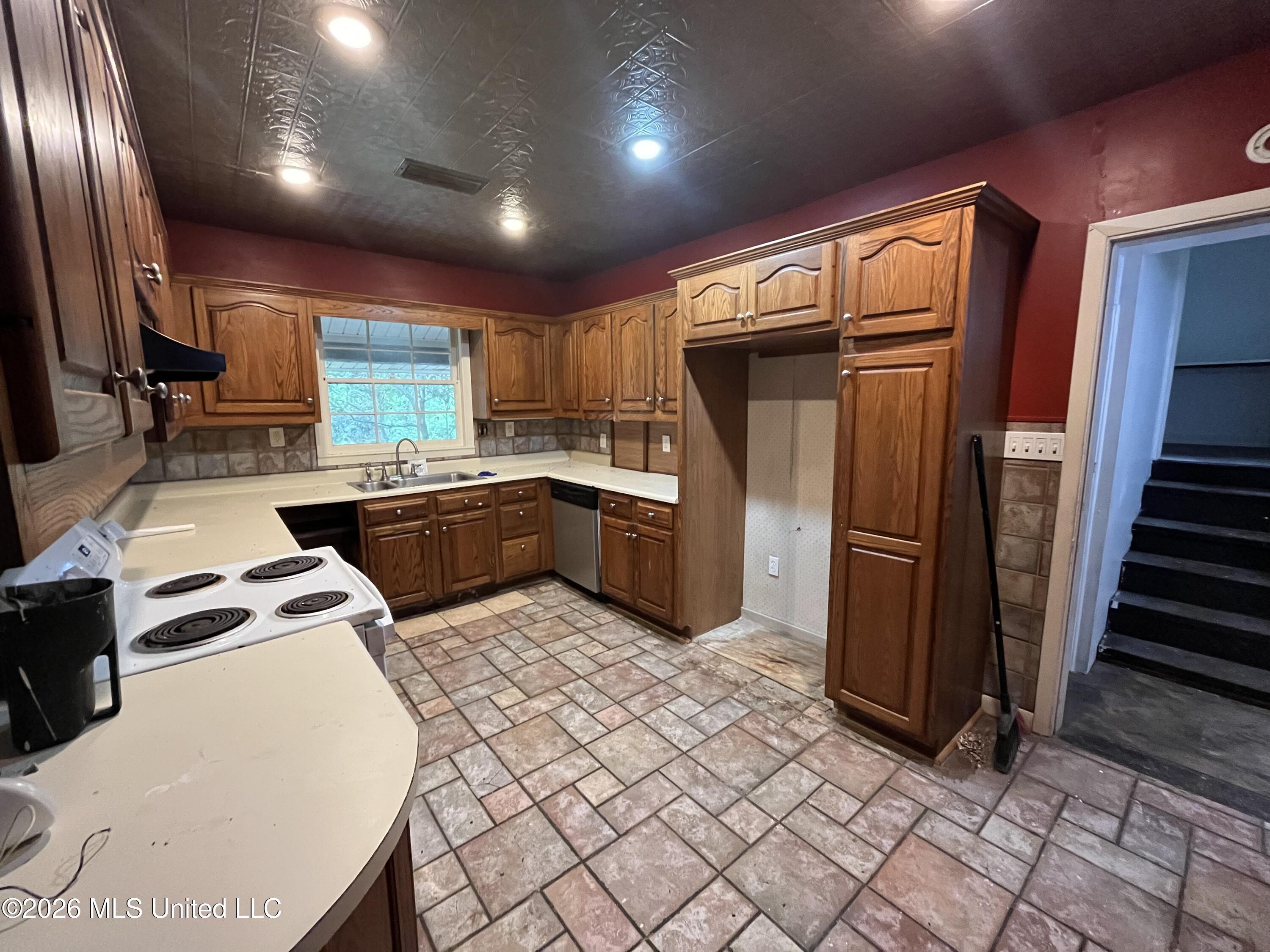 622 N Naples Road Property Photo 5