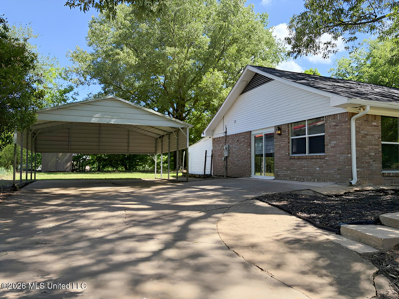 910 Newitt Vick Drive Property Photo 4