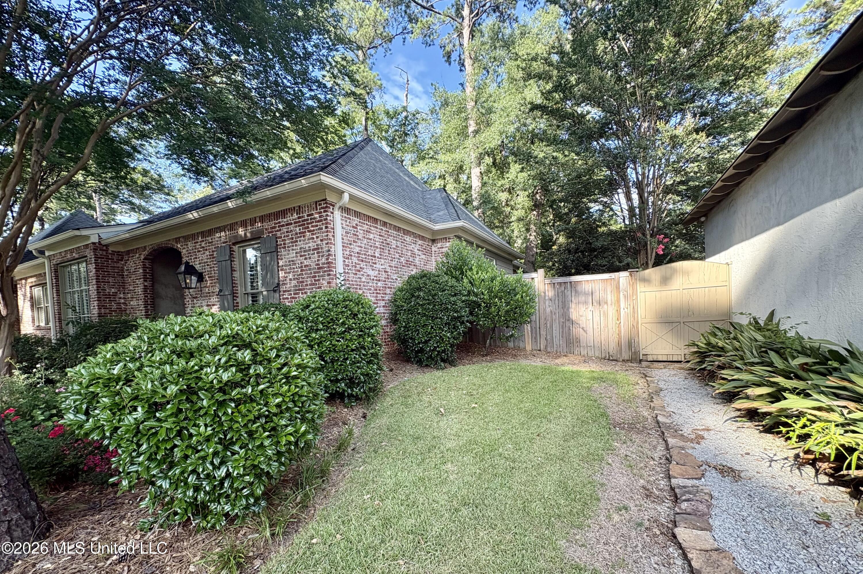 3920 Roxbury Road Property Photo 2