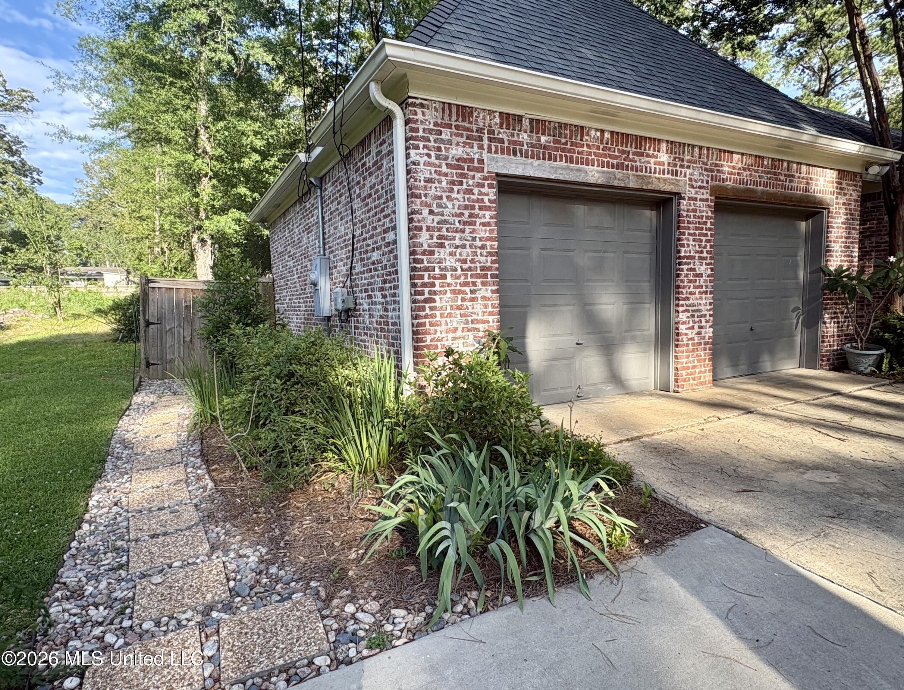 3920 Roxbury Road Property Photo 4