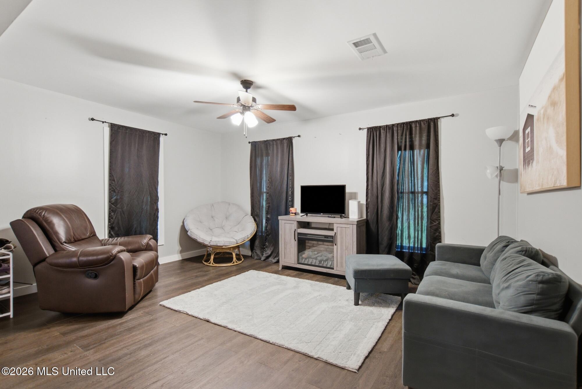 1230 Weeks Road Property Photo 6