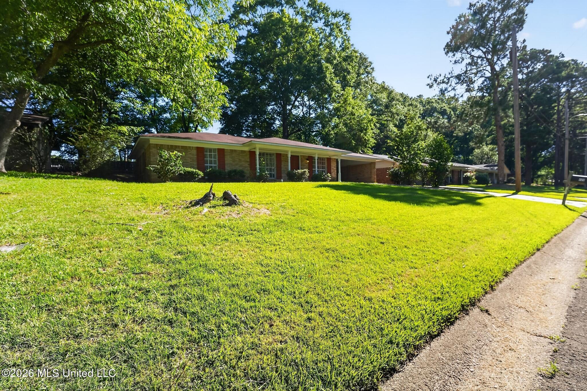 405 Crestview Drive Property Photo 2