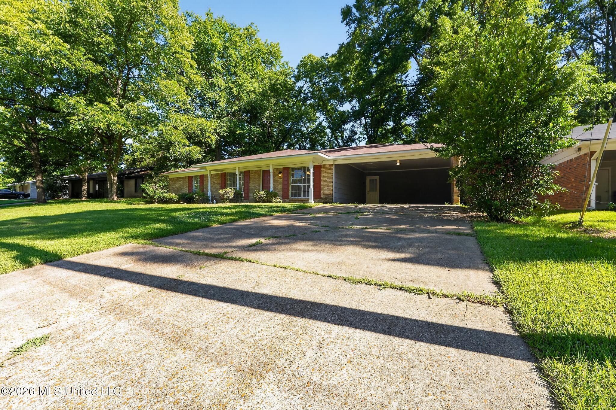 405 Crestview Drive Property Photo 3