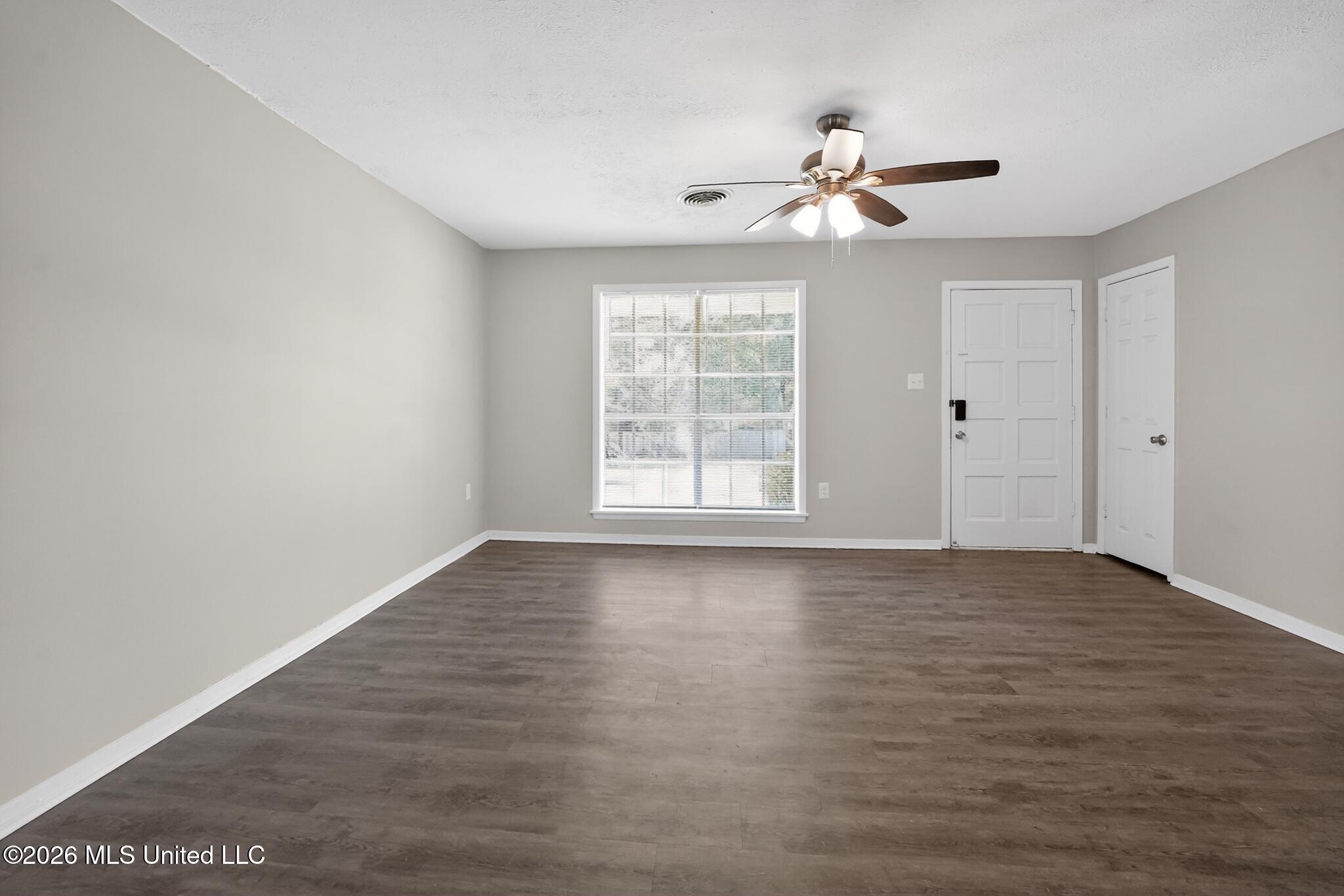405 Crestview Drive Property Photo 5