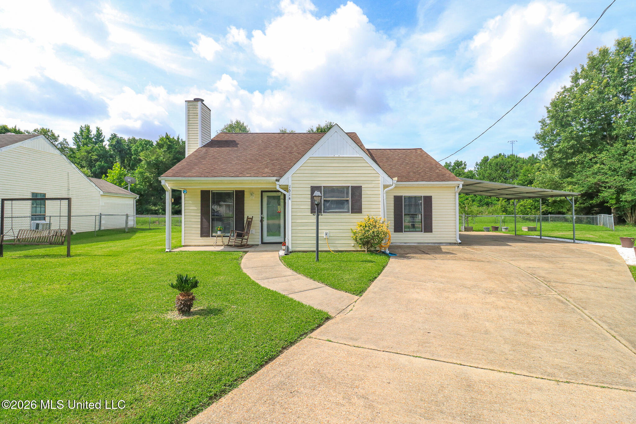 1014 Twin Pine Lane Property Photo 2