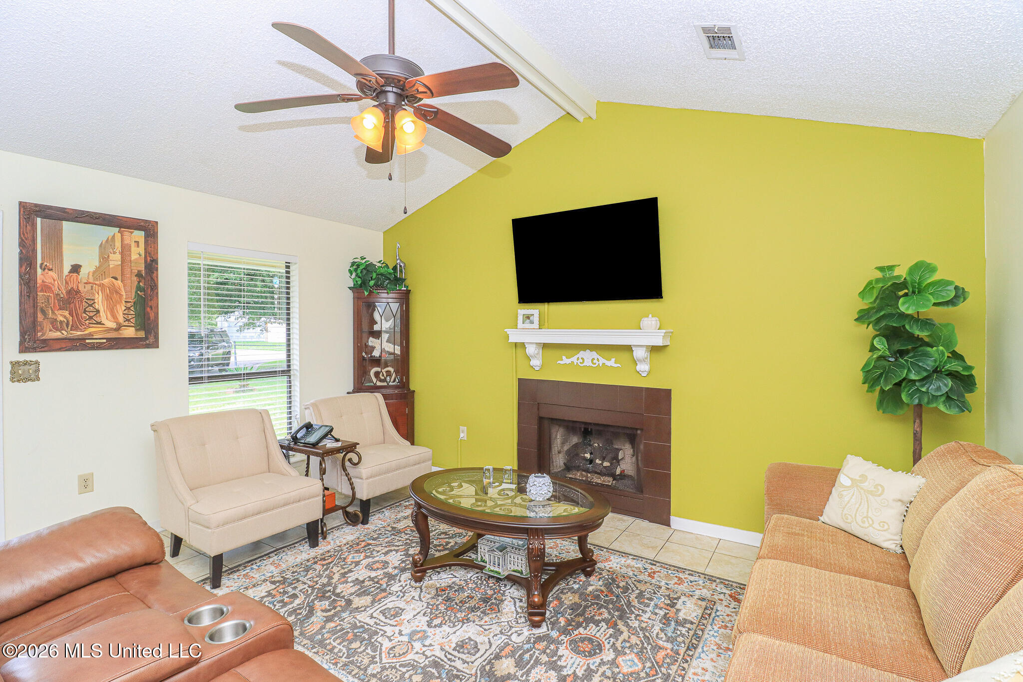 1014 Twin Pine Lane Property Photo 3