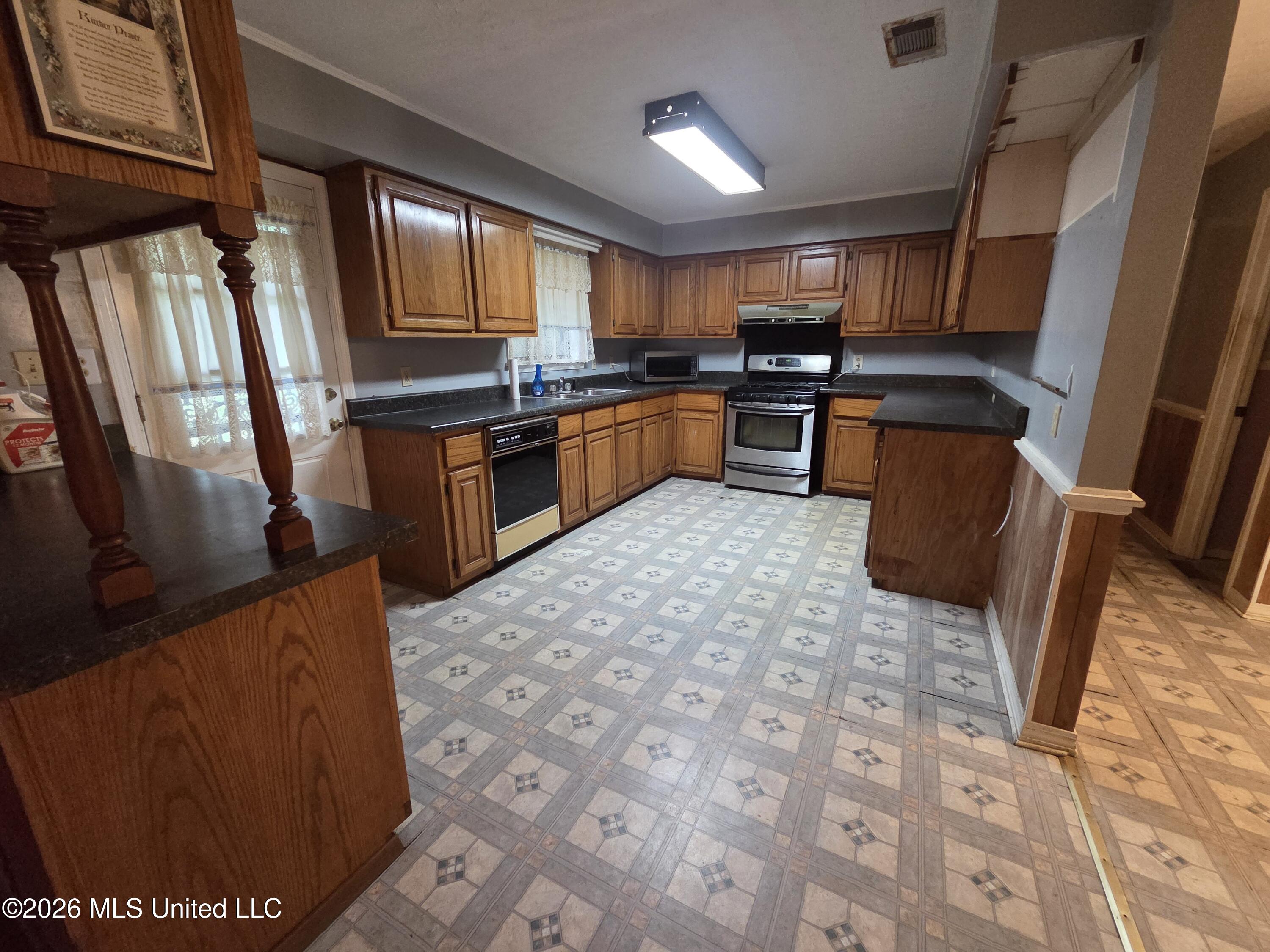 1195 N Old Canton Property Photo 12