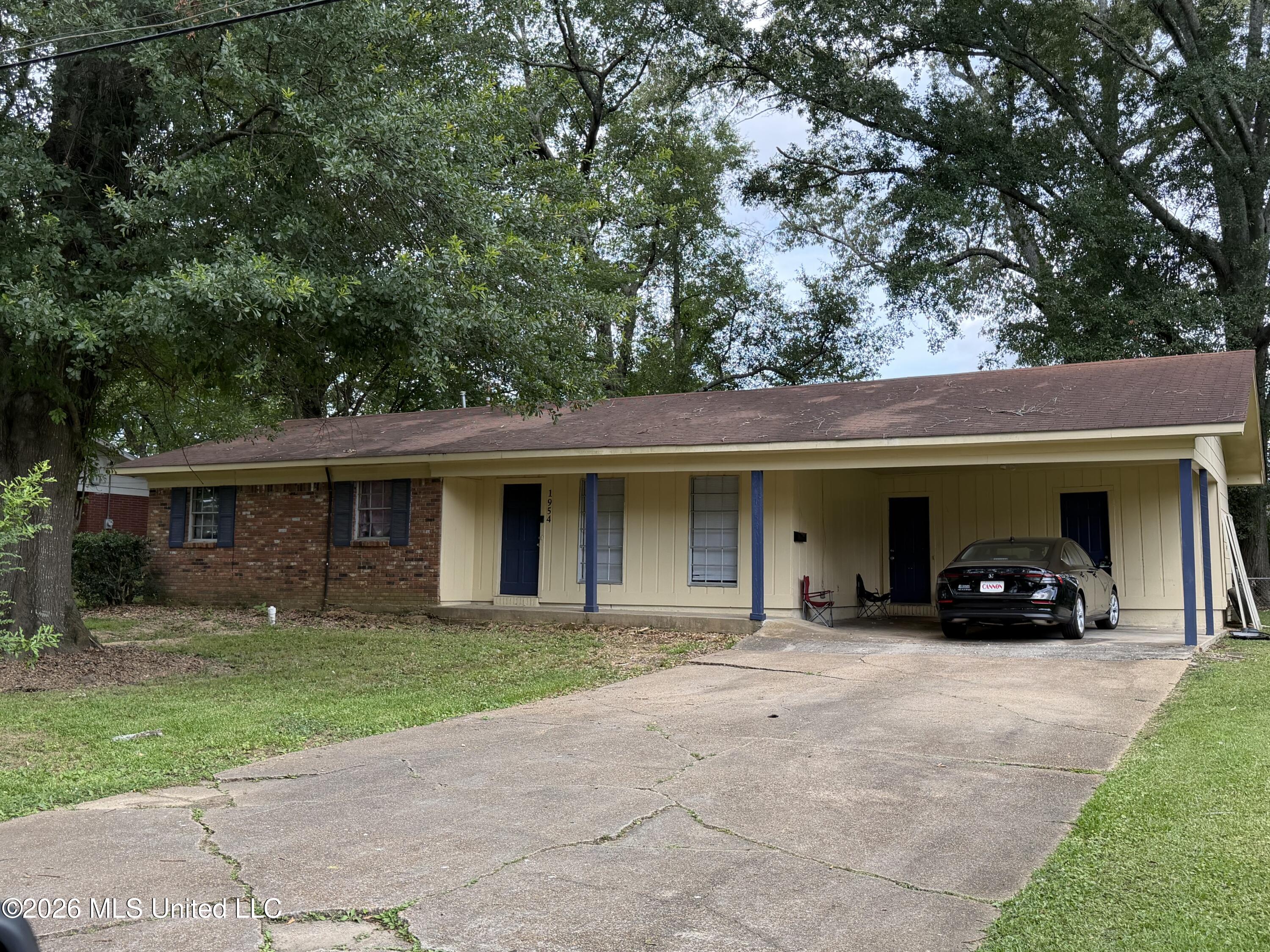 1954 Longwood Drive Property Photo 1