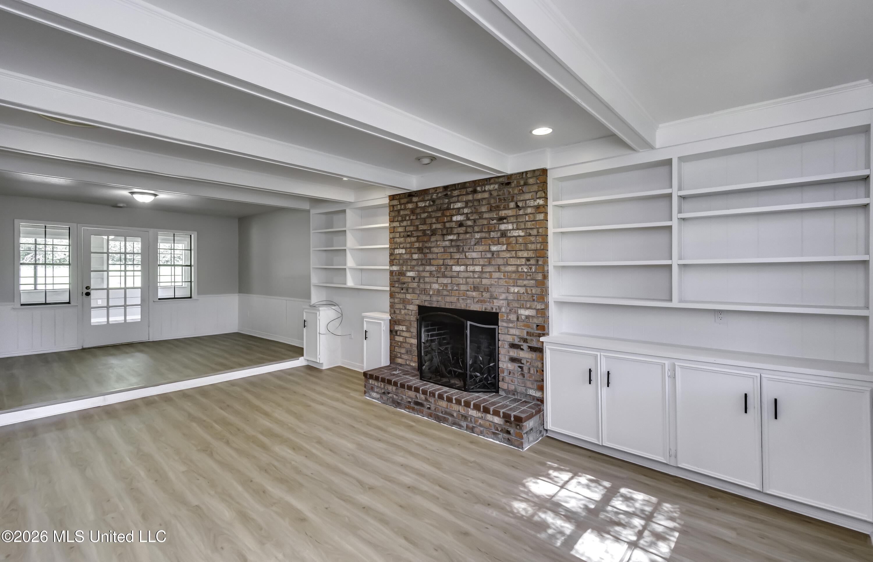 121 N Central Avenue Property Photo 5