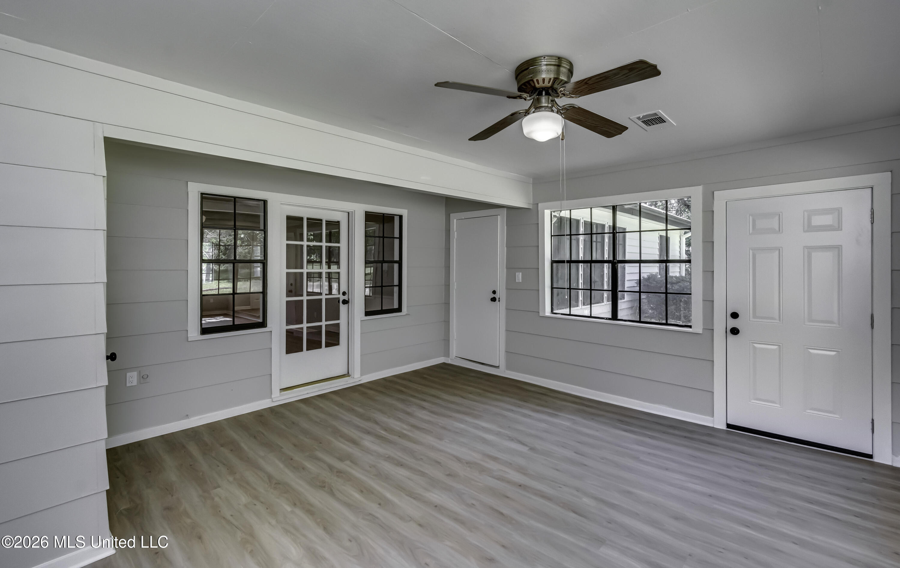 121 N Central Avenue Property Photo 22