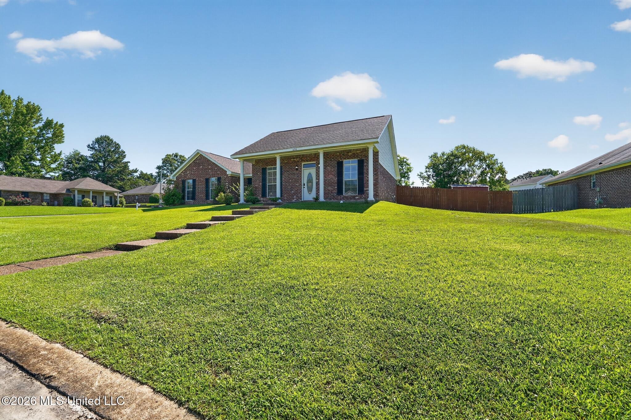 638 Oak Ridge Way Property Photo 2