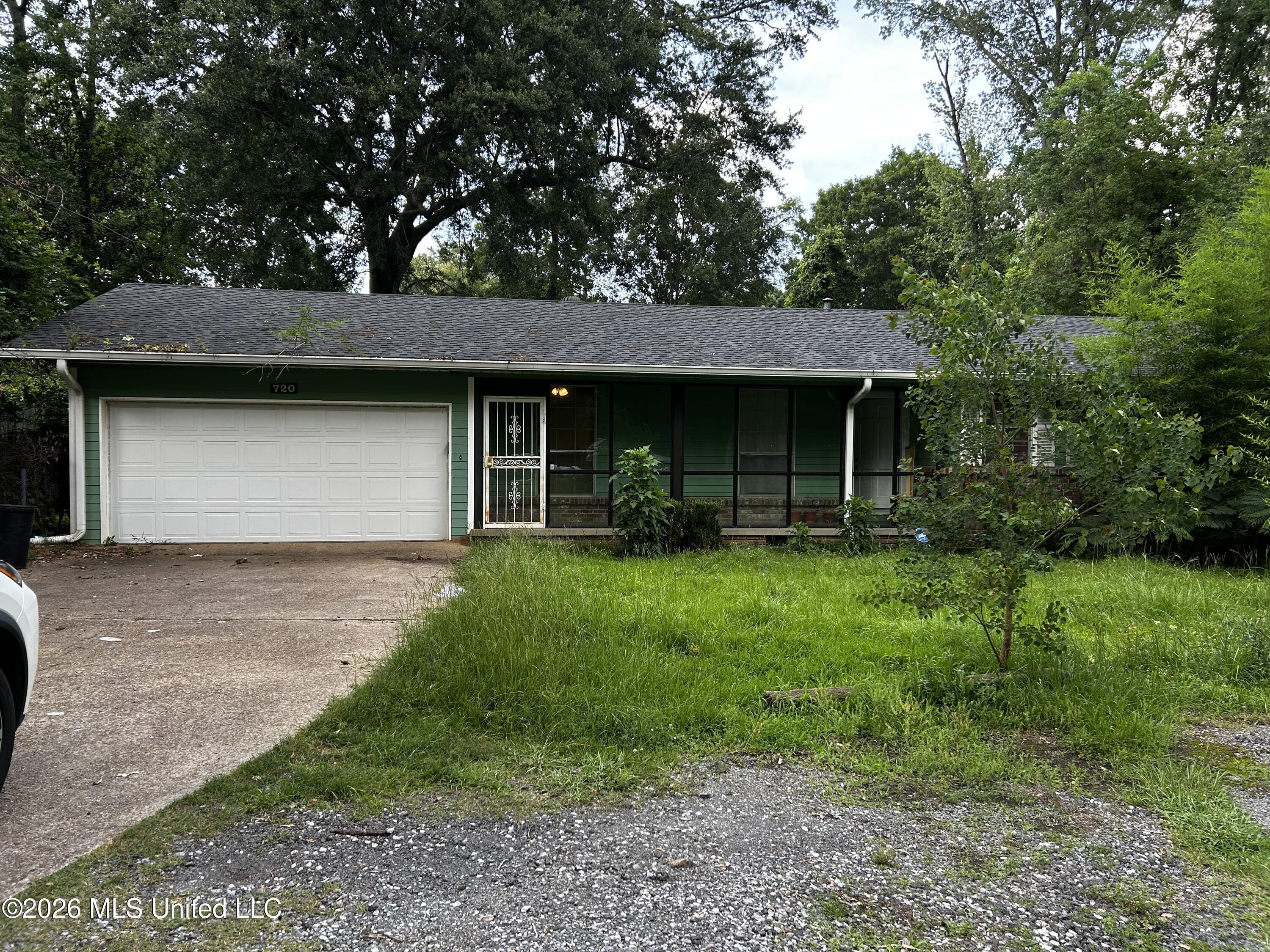 720 Colonial Circle Property Photo 1