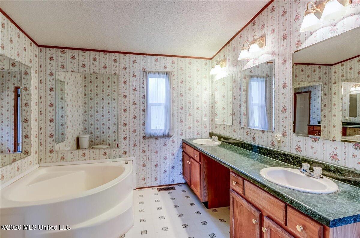 2041 King Road Property Photo 22