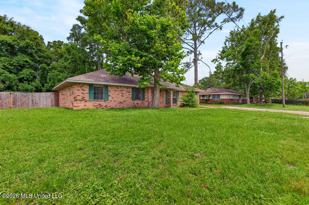 305 Joyce Avenue Property Photo 3