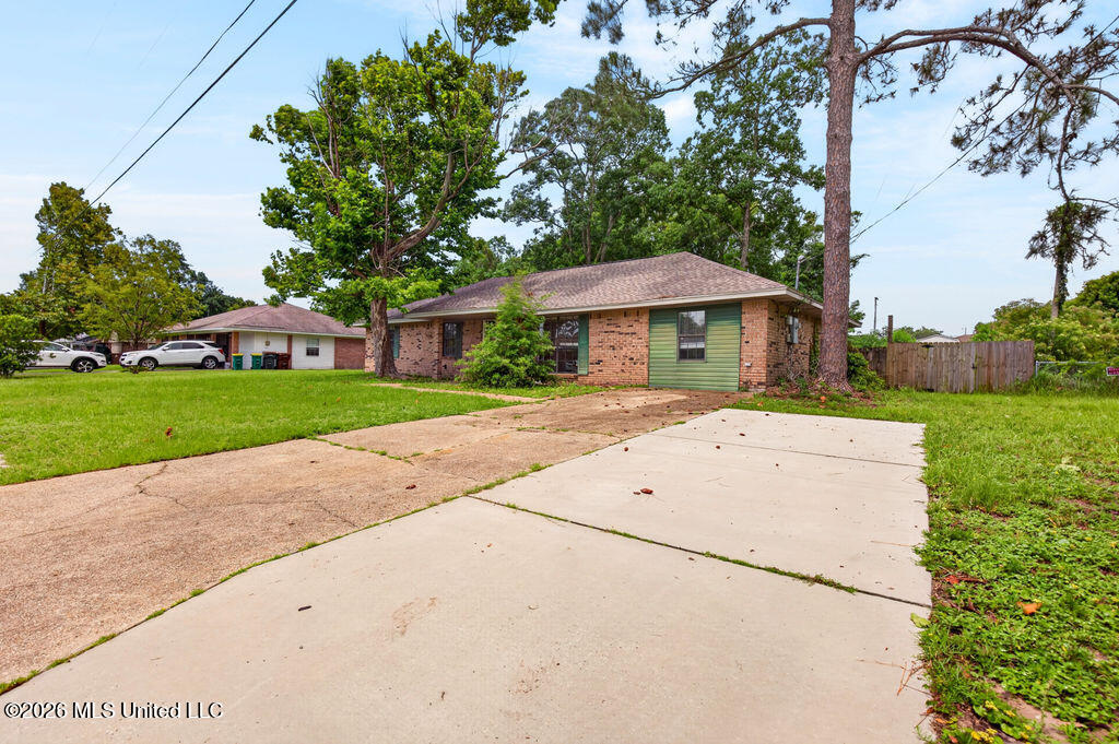 305 Joyce Avenue Property Photo 4