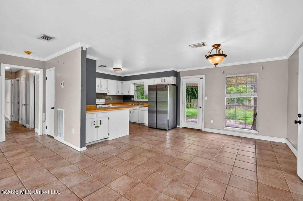305 Joyce Avenue Property Photo 8