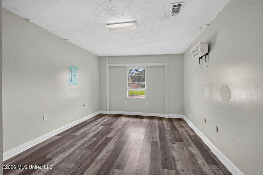 305 Joyce Avenue Property Photo 22