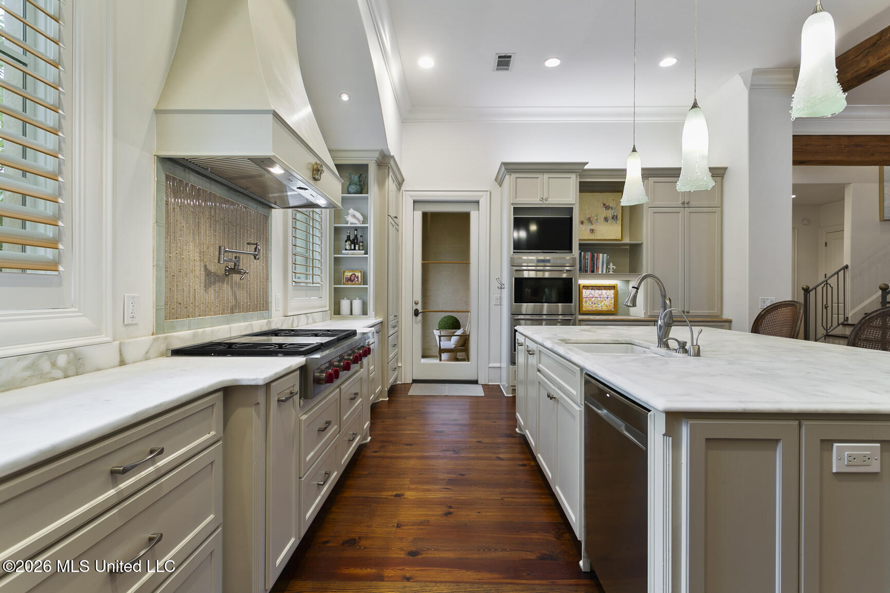 918 Montrose Drive Property Photo 14